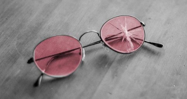 Foto: Rosa Brille mit Sprung